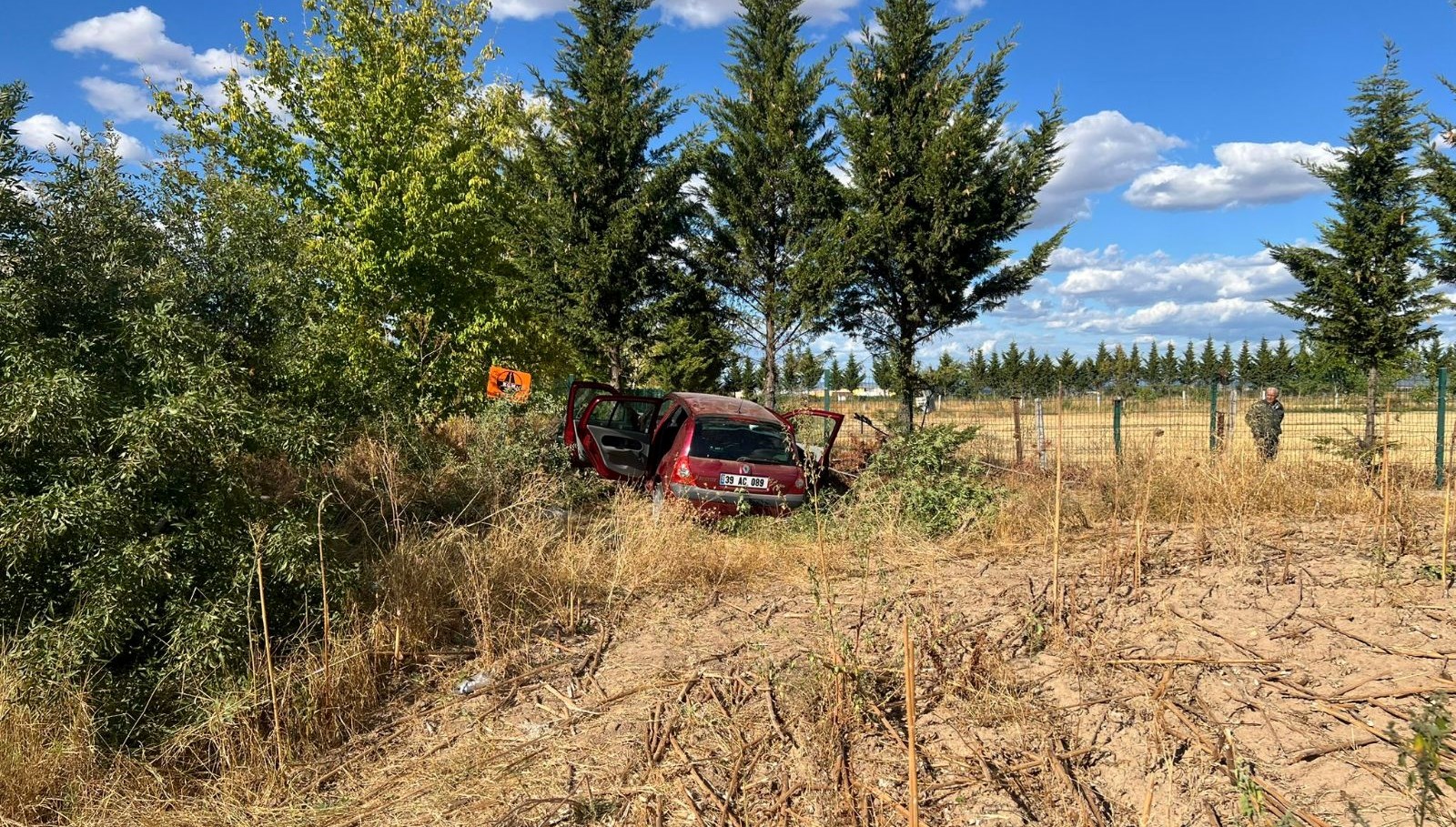 kirklarelinde otomobil tarlaya devrildi dort yarali fbbPbIpE