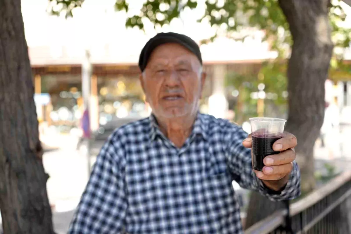 86 yasindaki usta 40 yildir dogal karadut suyu satiyor Z52gsavU.jpg