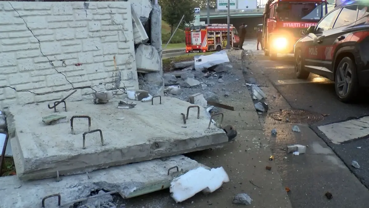 bakirkoyde cevik kuvvet otobusu kaza gecirdi ZuB8GPU7.jpg