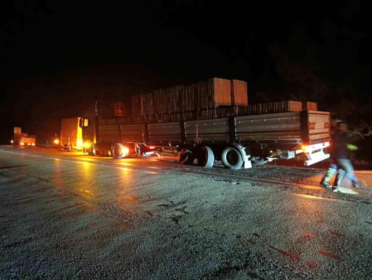 burdurda trafik kazasi 1 olu 2 yarali trIeGVPb.jpg