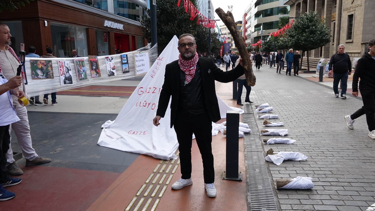 trabzonda gazzede olen bebeklere dikkat cekmek icin kefen giyip eylem yapti nutPZglm