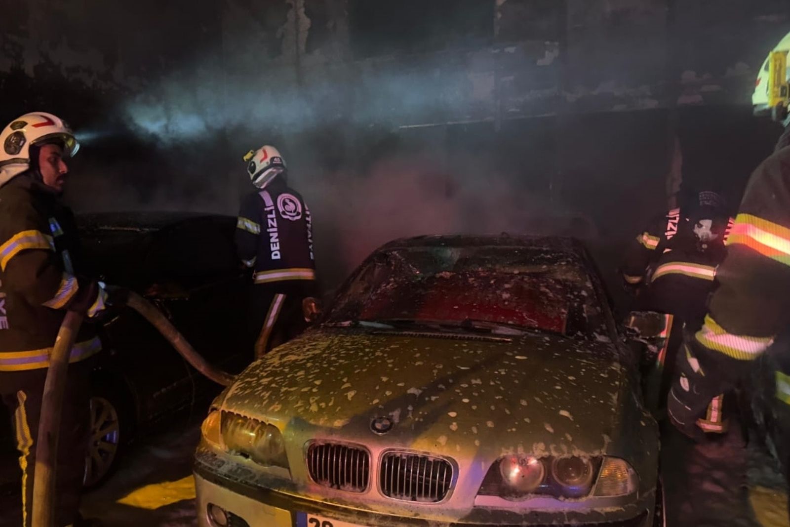 denizlide oto galeride 5 luks otomobil yanarak zarar gordu v4xHDX5V.jpg