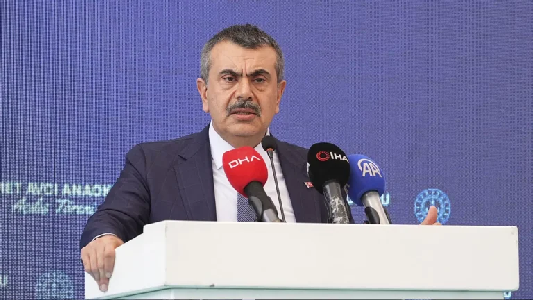 egitim-is-baskani-ozbay-969-okul-yoneticisi-tekinin-konusmasina-plansizca-cagrildi-NYDR3BIZ