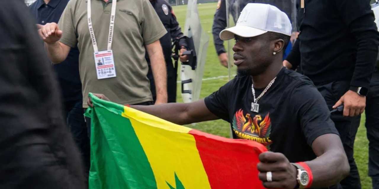 Diagne’nin Balkonundaki Senegal Bayrağına Gelen Polis İhbari Şaşkınlık Yarattı